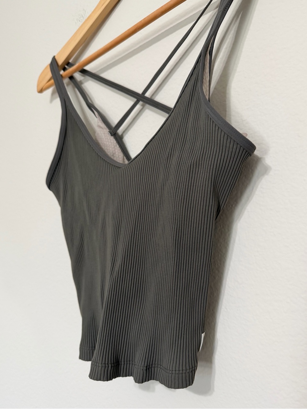 VUORI Green Ribbed Crop Tank Top Size Large - Picture 4 of 5